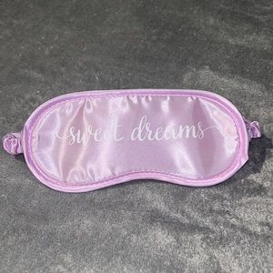 This is a purple sleeping mask. There’s no size it fits all.